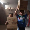 Trẻ em Syria nhân hàng viện trợ. (Nguồn: AFP)