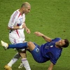 Zidane húc đầu vào ngực Materazzi. (Nguồn: Getty Images)