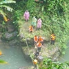 Lực lượng cứu hộ tìm kiếm nạn nhân dưới chân thác Đam B’ri. (Ảnh: Nguyễn Dũng​/TTXVN)