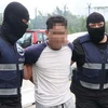 Lực lượng an ninh Malaysia bắt giữ đối tượng tình nghi. (Nguồn: channelnewsasia)