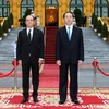 Chủ tịch nước Trần Đại Quang và Tổng thống Pháp Francois Hollande trên bục danh dự tại Lễ đón. (Ảnh: Nhan Sáng/TTXVN)