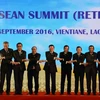 Thủ tướng Việt Nam Nguyễn Xuân Phúc và lãnh đạo các nước ASEAN chụp ảnh chung tại hội nghị. (Nguồn: THX/TTXVN)