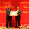 Bộ trưởng Bộ Khoa học và Công nghệ Lào đã trao tặng Huân chương Isala hạng Ba cho ông Trần Việt Thanh, Thứ trưởng Bộ Khoa học và Công nghệ Việt Nam. (Ảnh: Phạm Kiên/TTXVN)