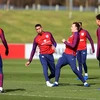 Phil Jones dính chấn thương trong buổi tập của đội tuyển Anh. (Nguồn: Daily Mail)
