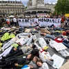 Người dân tham gia cuộc tuần hành phản tập đoàn Monsanto tại quảng trường Place de la Republique, Paris, Pháp, ngày 18/5. (Ảnh: AFP/TTXVN)