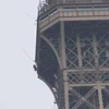 Một người chưa rõ danh tính đã tìm cách trèo lên tháp Eiffel. (Nguồn: foxnews)