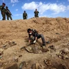 Một ngôi mộ tập thể được phát hiện tại làng Sinuni, tây bắc Iraq ngày 3/2/2015. (Ảnh: AFP/TTXVN)