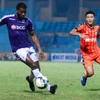 Hà Nội FC (áo xanh) thi đấu vòng 13 sớm hơn 1 ngày. (Ảnh: Nguyên An/Vietnam+)