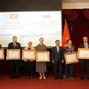 Trao tặng huân chương cho các chuyên gia Nga trong 50 năm thực hiện giữ gìn và bảo vệ tuyệt đối an toàn thi hài Chủ tịch Hồ Chí Minh. (Ảnh: Tâm Hằng/TTXVN)