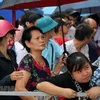 Hàng nghìn người hâm mộ đã xếp thành hàng dài để chờ mua được tấm vé theo dõi U23 Việt Nam thi đấu. (Ảnh: Trung Kiên/TTXVN)