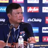 HLV Thái Lan Sirisak Yodyardthai tại buổi họp báo sau trận đấu. (Ảnh: Nguyên An/Vietnam+)