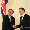 Bộ trưởng Các vấn đề kinh tế đối ngoại Triều Tiên Kim Yong-jae và Bộ trưởng Phát triển Viễn Đông Nga Alexander Kozlov. (Nguồn: Yonhap)