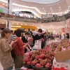 Người tiêu dùng Nhật Bản đang chọn mua quả thanh long của Việt Nam. (Ảnh: Đào Tùng/TTXVN)
