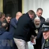Nhà sáng lập WikiLeaks Julian Assange bị cảnh sát bắt giữ và áp giải khỏi Đại sứ quán Ecuador ở London ngày 11/4. (Ảnh: Rupity/TTXVN)