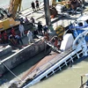 Lực lượng cứu hộ huy động cần cẩu để trục vớt du thuyền bị chìm trên sông Danube ngày 11/6. (Ảnh: AFP/TTXVN)