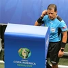 Trọng tài sử dụng công nghệ VAR ở Copa America 2019. (Nguồn: Reuters)