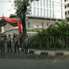 Cổng vào Tòa án Hiến pháp được tăng cường lực lượng an ninh và rào dây thép gai. (Ảnh: Đỗ Quyên/Vietnam+)