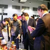 Lãnh đạo Bộ Công thương hai nước và các đại biểu tham quan một số sản phẩm tại hội chợ. (Ảnh: Xuân Tú/TTXVN)