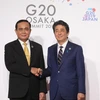 Thủ tướng Nhật Bản Shinzo Abe (phải) và Thủ tướng Thái Lan Prayut Chan-o-cha trong cuộc gặp tại Hội nghị thượng đỉnh G20 ở Osaka, Nhật Bản. (Ảnh: AFP/TTXVN)