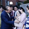 Thủ tướng Nguyễn Xuân Phúc gặp gỡ cộng đồng người Việt tại Nhật Bản. (Ảnh: Thống Nhất/TTXVN)