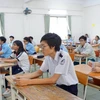 Thí sinh dự thi tại điểm thi trường Trung học Cơ sở Điện Biên (quận Bình Thạnh) trước giờ làm bài môn Ngữ văn, sáng 2/6. (Ảnh: Thu Hoài/TTXVN)
