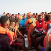 Những người di cư sau khi được tàu Alan Kurdi của tổ chức cứu trợ nhân đạo Sea-Eye (Đức) cứu sống ngày 5/7. (Ảnh: AFP/TTXVN)