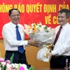 Đồng chí Nguyễn Thanh Sơn, Phó Chủ nhiệm Ủy Ban Kiểm tra Trung ương tặng hoa cho đồng chí Trần Tiến Hưng. (Ảnh: Công Tường/TTXVN)
