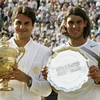 Federer và Nadal trên bục vinh danh sau trận chung kết Wimbledon 2007.