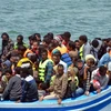 Người di cư được lực lượng bảo vệ bờ biển cứu. (Ảnh: AFP/TTXVN)