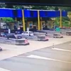 [Video] Xe ôtô BMW lao như bay vào trạm thu phí gây tai nạn