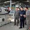Thủ tướng Triều Tiên Kim Jae-ryong (thứ 2, phải, hàng đầu) thị sát một nhà máy ở thành phố cảng Nampo hôm 29/4. (Ảnh: Yonhap/TTXVN)