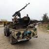 Các lực lượng trung thành với Chính phủ đoàn kết dân tộc Libya (GNA) trong cuộc đụng độ với các tay súng ủng hộ Tướng Khalifa Haftar ngày 21/3. (Ảnh: AFP/TTXVN)