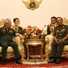 Phó Thủ tướng, Bộ trưởng Bộ Quốc phòng Campuchia Samdech Tea Banh (phải) tiếp đoàn. (Ảnh: P/v CQTT TTXVN tại Campuchia)