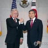 Cố vấn An ninh quốc gia Mỹ John Bolton và Bộ trưởng Quốc phòng Hàn Quốc Jeong Kyeong-doo. (Nguồn: Yonhap)