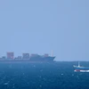 Tàu chở hàng tiến về Eo biển Hormuz ở ngoài khơi bờ biển Khasab, Oman. (Ảnh: AFP/TTXVN)