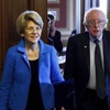 Thượng nghị sỹ Elizabeth Warren (trái) và Thượng nghị sỹ Bernie Sanders. (Nguồn: AP)