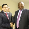Chủ tịch Đảng Đại hội Dân tộc Phi (ANC) Cyril Ramaphosa đón chào đồng chí Phạm Minh Chính tại thủ đô Pretoria. (Ảnh: Phi Hùng/TTXVN)