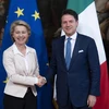 Chủ tịch EC Ursula von der Leyen tiếp xúc song phương với Thủ tướng Italy Giuseppe Conte. (Nguồn: ansa.it)
