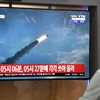 Người dân theo dõi về vụ phóng vật thể bay của Triều Tiên qua truyền hình ở nhà ga Seoul, Hàn Quốc ngày 31/7. (Ảnh: AFP/TTXVN)