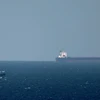 Một tàu chở dầu hướng tới Eo biển Hormuz ở ngoài khơi thành phố cảng Khasab, miền Bắc Oman. (Ảnh: AFP/TTXVN)