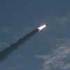 Tên lửa dẫn đường chiến thuật mới được Triều Tiên phóng thử gần thị trấn ven biển phía Đông Wonsan ngày 25/7. (Ảnh: Yonhap/TTXVN)