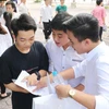 Các thi sinh ở điểm thi trường THPT chuyên Đại học Vinh (Nghệ An). (Ảnh: Nguyễn Oanh/TTXVN)