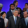 Thủ tướng Singapore Lý Hiển Long (giữa) tại buổi ký kết. (Nguồn: straitstimes.com)