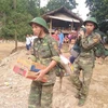 Lực lượng bộ đội khẩn trương cứu trợ cho bà con vùng lũ bản Sa Ná, xã Na Mèo, huyện Quan Sơn, Thanh Hóa. (Ảnh: TTXVN)