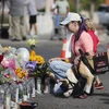 Người dân tưởng niệm các nạn nhân vụ xả súng ở El Paso, bang Texas, Mỹ ngày 5/8. (Ảnh: THX/TTXVN)