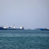 TCác tàu chở hàng đi qua vùng Vịnh. (Ảnh: AFP/TTXVN)
