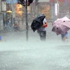 Mưa lớn do ảnh hưởng của bão Lekima tại thành phố Thượng Hải, Trung Quốc. (Ảnh: THX/TTXVN)