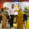 Ông Jan Kubíček, Giám đốc Văn phòng hội nhập tỉnh Ústecký trao chứng nhận 'Trung tâm văn hóa Phật giáo tỉnh Ústecký-Chùa Most.' (Ảnh: Hồng Kỳ/Vietnam+)