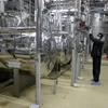 Kỹ thuật viên Iran kiểm tra các thiết bị tại cơ sở làm giàu urani Isfahan ở cách thủ đô Tehran 420km về phía nam. (Ảnh: AFP/TTXVN)