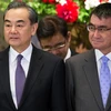 Ngoại trưởng Nhật Bản Taro Kono (trái) và người đồng cấp Vương Nghị sắp hội đàm 3 bên với Ngoại trưởng Kang Kyung-wha. (Nguồn: Reuters)